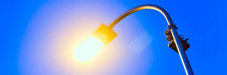 Die Schnittstellen an der Unterseite der Leuchtengehäuse wurden mit PIR-Multisensoren speziell für die Straßenbeleuchtung bestückt. Mit zwei PIR-Elementen und asymmetrischen Linsenerfassen sie zwei getrennte Bereiche, wie auf der Teststrecke im DOLL Living Lab. (Bild:  www.jeppecarlsen.com)