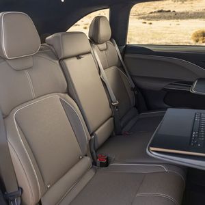 Praktische Klapptische bieten eine zusätzliche Ablagefläche.(Bild:  Lucid)