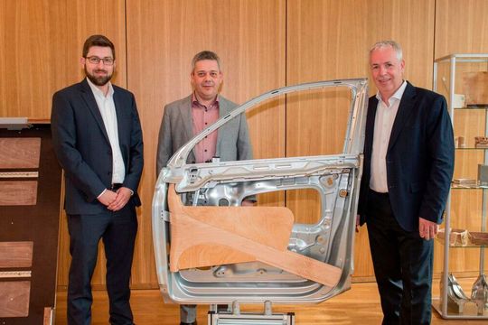 v.l.n.r.: David Heyner, Projektleiter Kompetenzzentrum, Dr. Elmar Beeh, Abteilungsleiter Werkstoff- und Verfahrensanwendungen Gesamtfahrzeug, Prof. Dr. Tjark Siefkes, Institutsleiter, Institut für Fahrzeugkonzepte(Bild:  DLR)