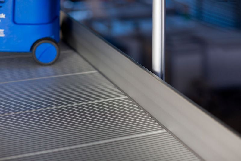 Ab einer Lücke von 30 mm zwischen Podest und Maschine ist eine Fußleiste von mindestens 100 mm erforderlich. (Bild: item Industrietechnik GmbH)