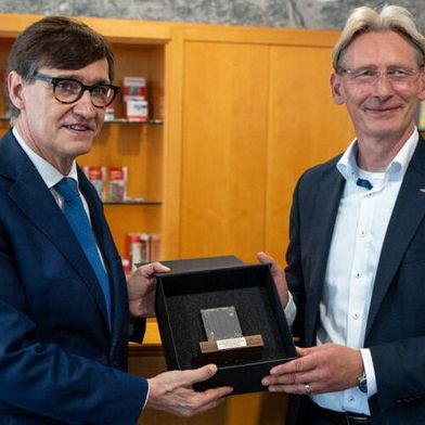 Kataloniens Präsident der Regionalregierung Salvador Illa (l.) und Alexander Bässler, Vorsitzender der Geschäftsführung der Unternehmensgruppe Fischer, weihen das neue Logistikzentrum ein. (Bild: Fischer)