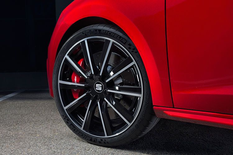 Große Brembo-Bremsen stoppen den Cupra. (Seat)