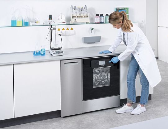 Vernetzbar, mit großem Display und Spezialprogrammen: ein neuer Laborspüler der Baureihe „ExpertLine“ von Miele Professional, hier als 90 Zentimeter breites Topmodell PLW 8683 CD.(Bild:  Miele)