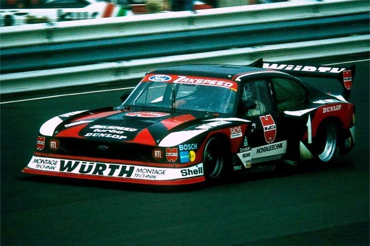 Klaus Ludwig ging 1980 in der deutschen Rennsportmeisterschaft (DRM) mit einem Zakspeed Capri an den Start. Das Auto leistete nach Ladedruck bis zu 650 PS und machte den Wagen, der nur noch die Silhouette mit seinem Serienpendant gemeinsam hatte, bis zu 300 km/h schnell. (CC BY-SA 2.0 de)