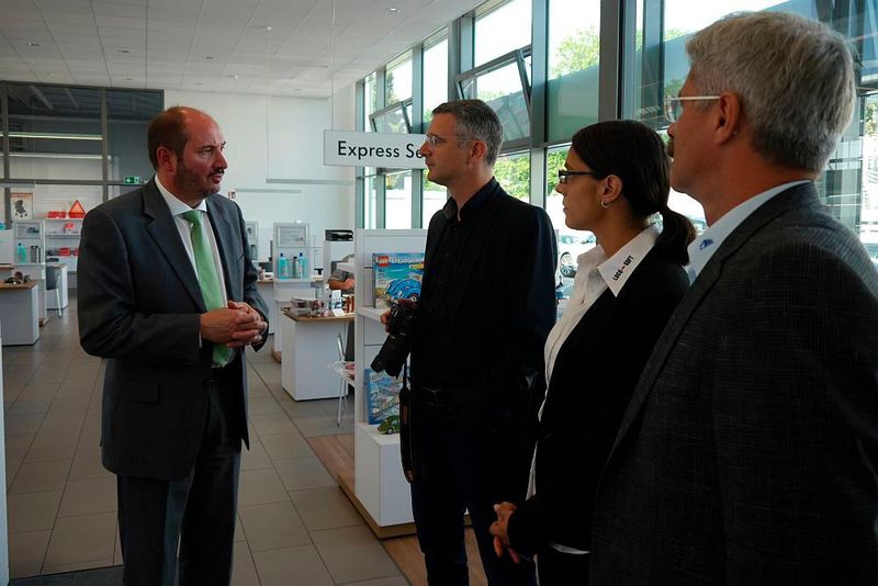 Nicht ganz so prominent waren die Jurymitglieder, denen Serviceleiter Pietro Nasca (li.) Auskunft geben durfte. (Bild: Christine Winkler)