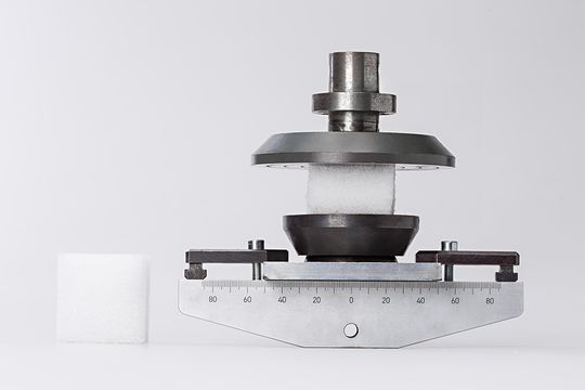 Dank der feinporigen, überwiegend offenzelligen Struktur halten die neuen biobasierten Schäume den geforderten Beanspruchungen für Polster und Matratzen stand.(Bild:  Fraunhofer LBF)