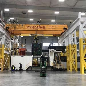 Infiltrator heißt das US-Unternehmen, das sich die beiden 8.000-Tonnen-Engel-Spritzgießmaschinen gegönnt hat, um nachhaltiger zu produzieren. Dafür brauchte es eine neue Halle und einen 135-Tonnen-Kran, der nicht nur die ebenso schwergewichtigen Spritzgießwerkzeuge handhabt.(Bild:  Engel)