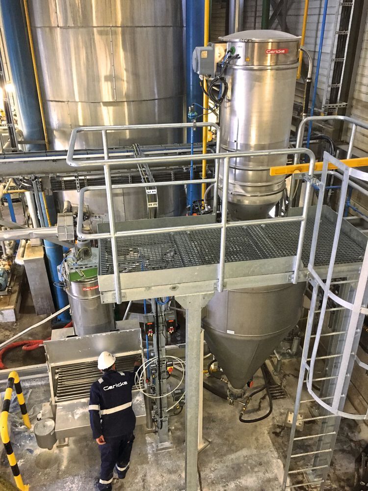 Es galt eine Lösung zu finden, um verschiedene Pulver, die in kleinen Säcken angeliefert wurden, in mehrere große Reaktoren mit einem Volumen von mehr als 100 Kubikmeter abzufüllen.