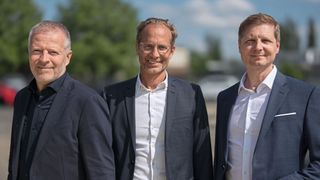 Glinicke-Führungsriege: (v. l.) Frank Brecht (Geschäftsführer Glinicke Automobil Holding), Unternehmensinhaber Florian Glinicke und Stefan Oberschelp, der neue Geschäftsführer des Porsche-Zentrums Bielefeld (Bild: Glinicke)