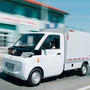 In der Höhe wächst der 458 mit Kofferaufbau von 1,69 auf 1,93 Meter, der Radstand verlängert sich um 32 Zentimeter. (Bild:  Ari Motors via Autoren-Union Mobilität)