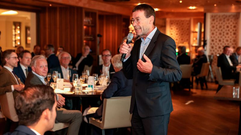 Willi Bonke, Geschäftsführer von Premium Cars Rosenheim, begrüßte seine Gäste. (Bild: Stefan Heigl)