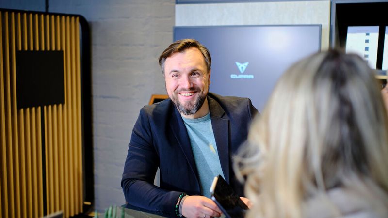 Den Cupra-Award nahm Verkaufsleiter Sascha Kaiser von der Schwaba GmbH entgegen. (Bild: Seat Deutschland)