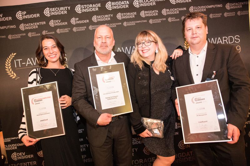 Nette Gewinner: v.l.n.r. Loretta Schwäbe (ownCloud), Daniel Heck (Rohde & Schwarz Cybersecurity), Evi Schneider und Benjamin Bohne (beide Confluent) (artful rooms / Vogel IT-Medien GmbH)