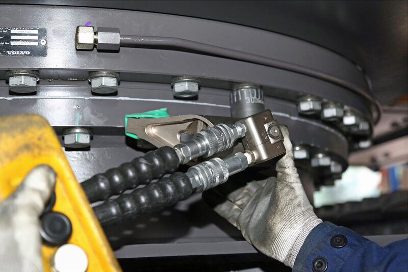 Der von Volvo eingesetzte, kompakte Rapid-Torc-Schrauber schafft bis zu 1816 Nm. Der integrierte Gegenhalter (mit seinem bauteilschonenden grünen Kunststoffschutz) fängt die Reaktionsmomente ab. (Bild: Atlas Copco Tools)