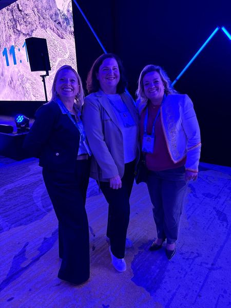 Happy to meet finally again (v. r.) Ana Carolina Gardose Guithen & Lilli (ITB), Lucia Spangel, Schneider Electric (Bild: Vogel IT-Medien)