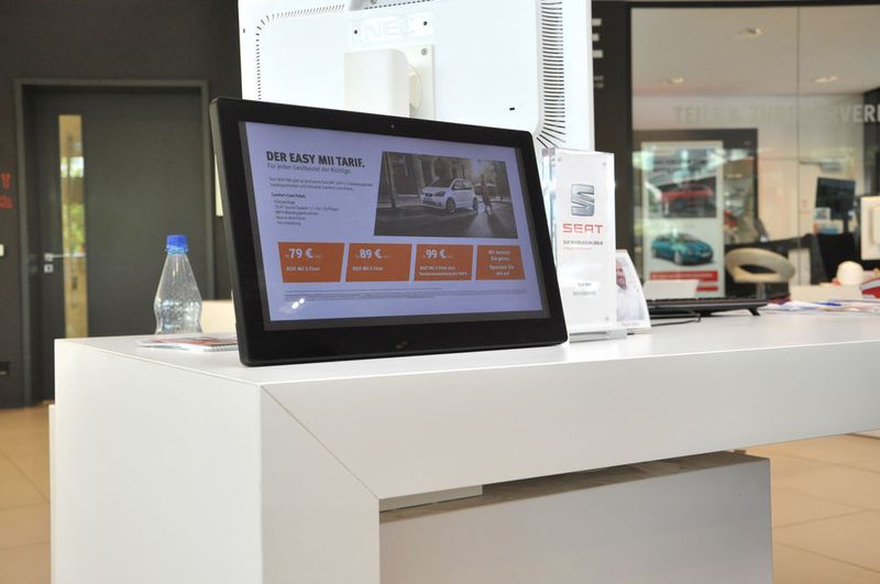 Jederzeit digital informiert: Tablets informieren die Kunden über weitere Leistungen der Seat-Niederlassung. (Grimm / »kfz-betrieb«)