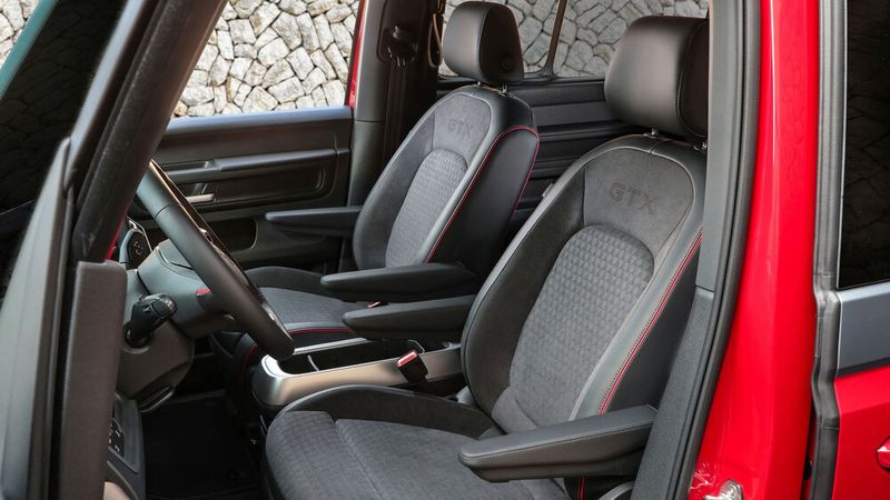 Die vorderen Komfortsitze sind elektrisch einstellbar und verfügen über eine Memory-Funktion. (Bild: Uli Sonntag/VW)