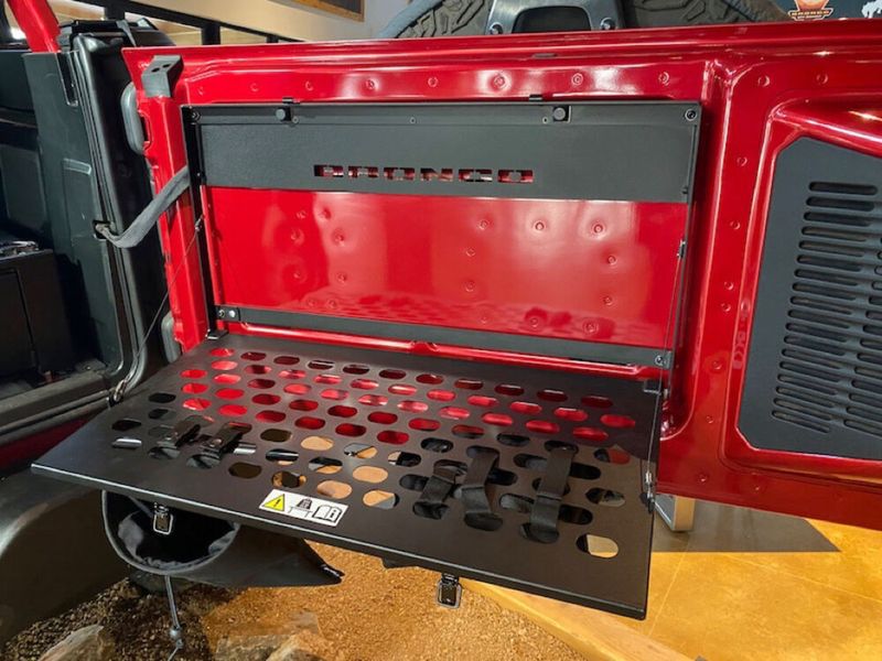 Für die Ladeklappe am Heck gibt es einen faltbaren Tisch. (Bild: Autoren-Union Mobilität/Ford)