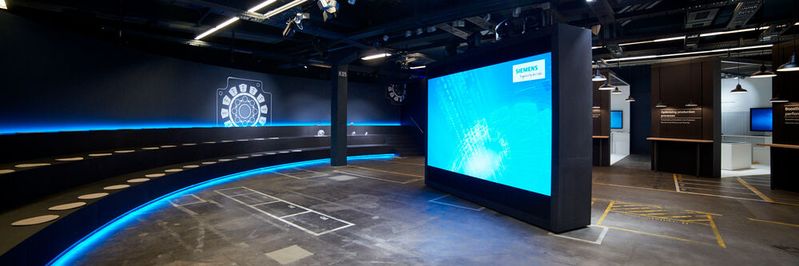 Die "Arena der Digitalisierung" soll - einschließlich der digitalisierten Motorenfabrik -  zur Informationsplattform für (Werkzeug-)Maschinenbauer und Metallbearbeiter rund um das Thema Industrie 4.0 werden.(Bild:  Siemens)