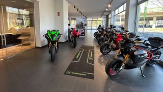 Auto Thomas verkauft an seinem Hauptsitz in Bonn seit April auch elektrische Motorräder. (Bild: Auto Thomas)