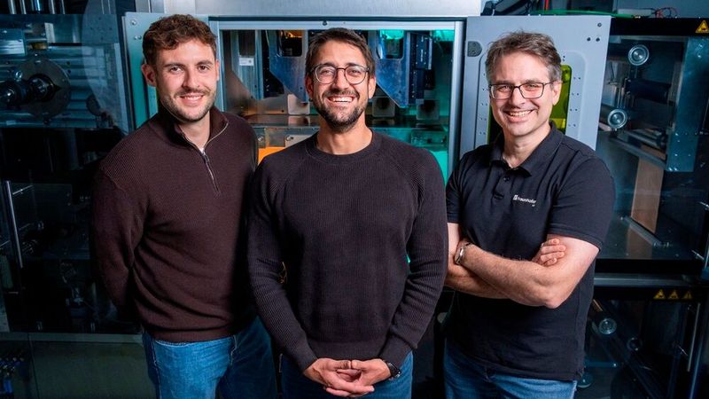 Festkörperbatterie-Könner am Fraunhofer ILT Von links: Tim Rörig, Florian Ribbeck und Stoyan Stoyanov entwickeln laserbasierte Prozesse für die Fertigung von Festkörperbatterien – darunter das aserstrukturierung von Festelektrolyten und das Lasertrennen von Lithium-Metall-Anoden. (Bild: Fraunhofer ILT)