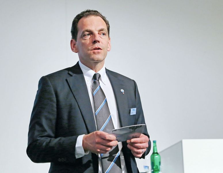 Blaser-Swisslube-Geschäftsführer Marc Blaser beglück­wünscht die Gewinner der Produktivitäts­trophäe 2016. (Anne Richter, SMM)