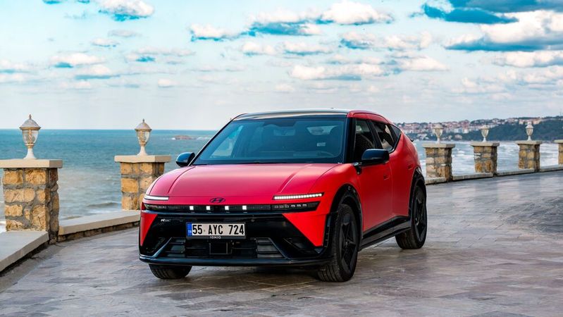 Der elektrische Ioniq 3 soll die Lücke zwischen dem kleinen Inster und dem Kona Elektro füllen.(Bild:  Hyundai)