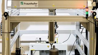 Mit einem am Fraunhofer IWU entwickelten Demontage-Demonstrator zeigen die Wissenschaftler, wie die Demontage automatisiert und effizient gelingen kann. (Bild: Fraunhofer IWU)