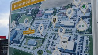 Der AVP-Autoland-Betrieb in Plattling repräsentiert die Marken Audi, VW, Porsche, Skoda und Seat. Hier befindet sich die Hauptverwaltung sowie Süddeutschlands größtes Nora-Zentrum. (Bild: Achter)