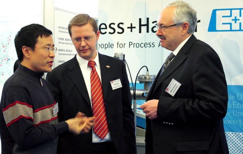 Wang Rong Wen (Clariant), Dr. Helmut Berg (Bayer Technology Services) und Michael Ziesemer (Endress+Hauser) im Gespräch.  (Bild: Endress+Hauser)