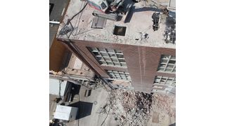 Abriss für den Fortschritt: Im Chemiepark Gendorf entsteht eine neue Messwarte – als Teil eines der größten Investitionsprojekte in der Geschichte der Infraserv Gendorf. Dafür musste ein altes, ungenutztes Mischhaus weichen. (Infraserv Gendorf)