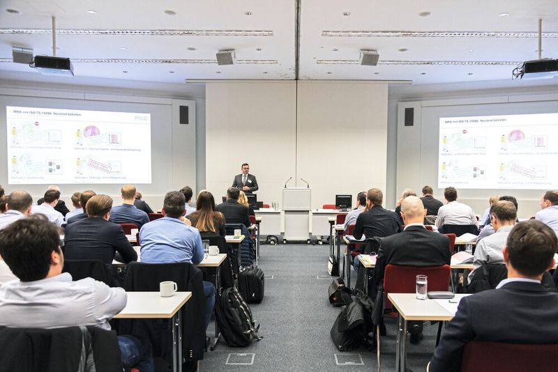 Thomas Pilz von der Sicherheitsfirma Pilz eröffnete mit seiner Keynote den MRK-Anwendertag. (Fraunhofer-IPA)