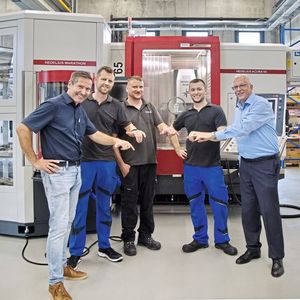 Die Einweihung der Maschine wurde gemeinsam mit den Servicetechnikern mit einer Portion Schnupftabak zelebriert. (Bild:  Matthias Böhm)