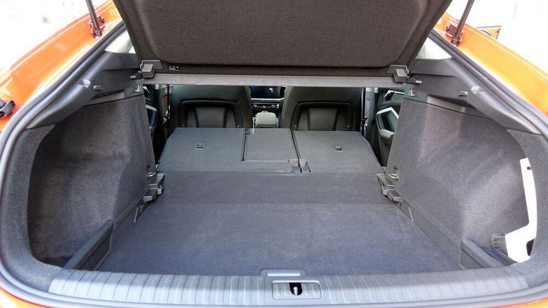 Nur bei dachhoher Beladung muss der elegantere Sportback (wenige) Federn lassen. 1.400 Liter Maximalvolumen sind trotzdem sehr ordentlich. (Rosenow/»kfz-betrieb«)