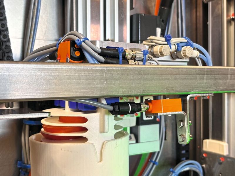 Einzelne Tomatenscheiben im Behälter des Tomatenmoduls. Ein O6-Lichttaster überwacht die Entnahme und erkennt den Austrag der Scheiben. (Bild: ifm)