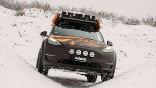Mehr Spaß im Schnee: Mit 22 Zentimetern Bodenfreiheit liegt der umgebaute Tesla Model Y laut Hersteller so hoch wie ein Lada Niva. (Bild: Delta 4x4)