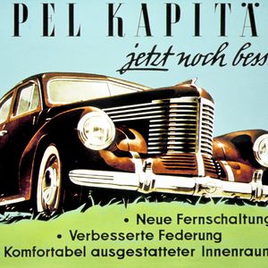 Aufgefrischte Vorkriegsmodelle wie der Opel Kapitän schoben den Wiederaufbau an. Das Modell 1947 bis 1950 unterschied sich nur marginal durch runde Scheinwerfer und andere Stoßstangen mit stärker ausgebildeten Hörnern und Radkappen vom Vorkriegsmodell.(Bild:  Opel Automobile GmbH)
