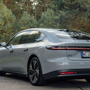 Nähert man sich mit dem Signalgeber, bringen sich die Türgriffe elektrisch in Position.(Bild:  Nio)