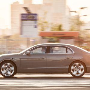 „Heißsporn im Maßanzug“: Der neue Bentley Flying Spur kommt im Sommer zu Preisen ab 191.590 Euro in den Handel.