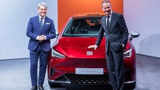 Jahrespressekonferenz in Martorell: Seats Vorstandsvorsitzender Luca de Meo und VW-Konzernchef Herbert Diess vor dem geplanten Elektroauto Seat El-Born. (Volkswagen)