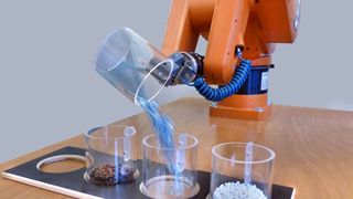 Wenn Roboter hören können: Der Roboter kann am Schüttgeräusch unterscheiden, um welches Material es sich handelt.  (Fraunhofer IDMT)