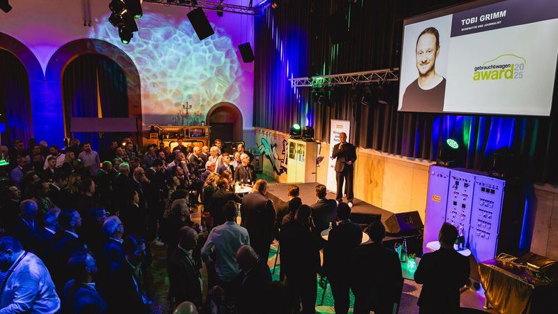 Moderator Tobi Grimm begrüßte die Gäste zur Verleihung des Gebrauchtwagen Awards 2025. (Bild: stefan bausewein)