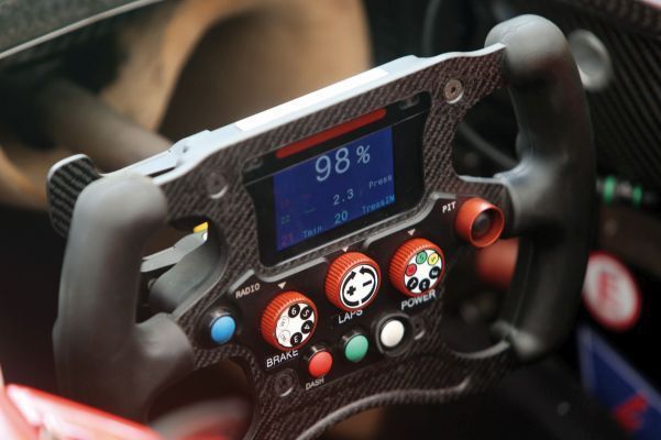 Bild 2: Effizienz im Fokus – Lenkrad eines Formel-E-Boliden (Bild: Würth Elektronik eiSos)