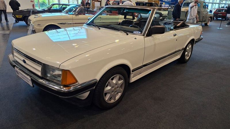 Echte Rarität und existiert nur ein einziges Mal auf der Welt: Ein vom seinem Besitzer komplett in Eigenregie zum Cabriole umgebauter Ford Granada am Stand der Ford-Clubs. (Bild: Dominsky – VCG)
