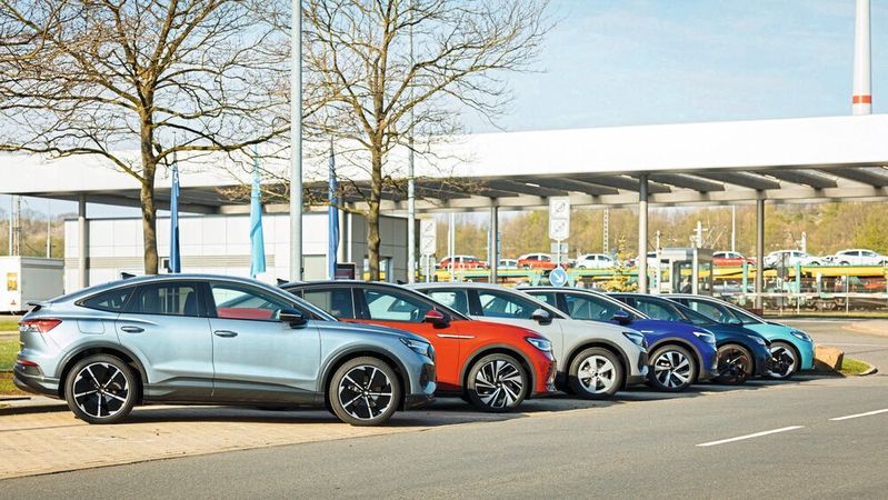 Elektromodelle verschiedener Volkswagen-Fabrikate vor dem Werk in Zwickau.(Bild:  Hersteller)