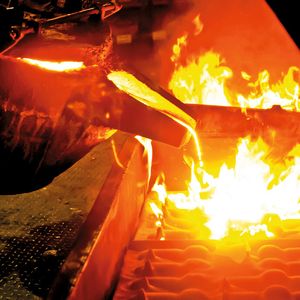 Bild 1: Um in automatischen Gießprozessen gleichmäßig hochqualitative Werkstücke zu erzielen, muss die Temperatur der Schmelze kontinuierlich überwacht werden.