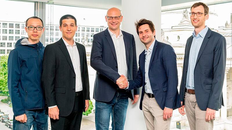 Dr. Johannes Homa, Mitgründer und Geschäftsführer der Lithoz GmbH (Mitte) mit dem Team der CerAMing GmbH (v.l.n.r. Jinchun Chi, Boris Agea Blanco, Sebastian Walzel und Jörg Lüchtenborg). 