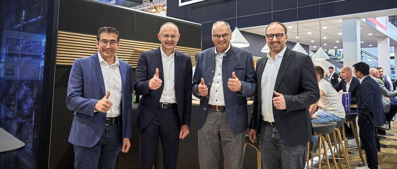 Beschlossen die Partnerschaft auf der Logimat (v.l.): Michael Reicheicher (CEO Safelog), Hans Krattenmacher (CTO SEW-Eurodrive), Michael Wolter (CEO Safelog) und Mathias Behounek (CEO Safelog).(Bild:  Safelog)