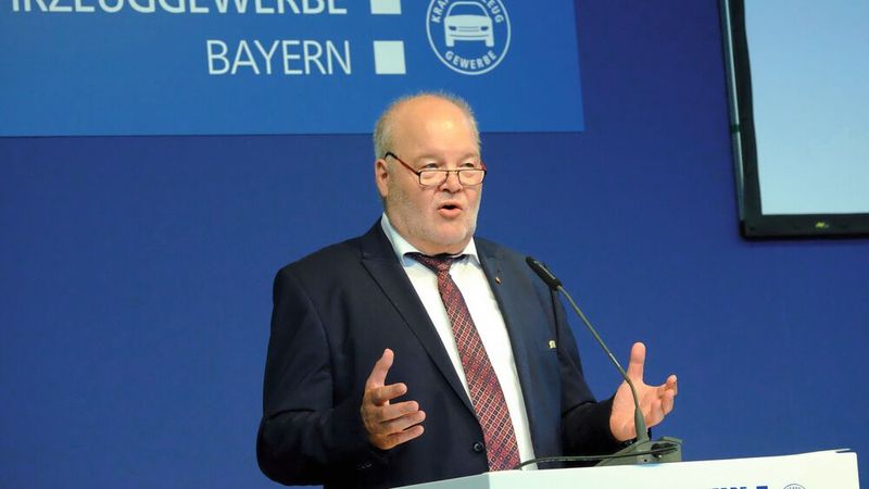 Präsident Albert Vetterl begrüßte rund 400 Gäste beim traditionellen Sommerempfang des bayerischen Kraftfahrzeuggewerbes in München. (Bild: Zietz  -  VCG)