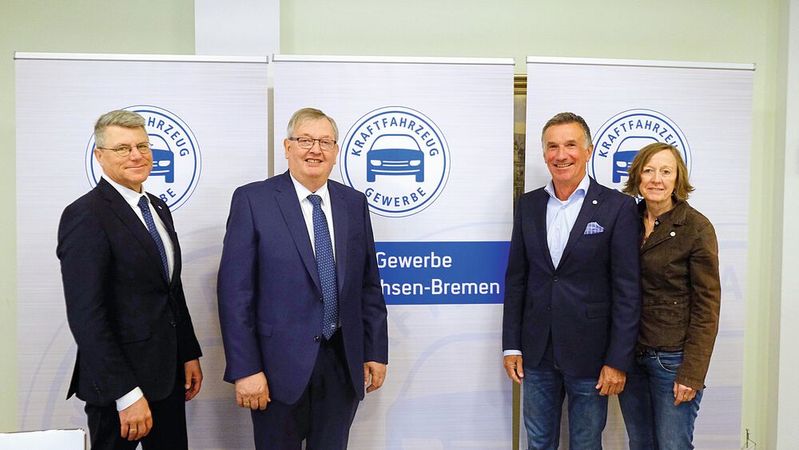 Stellten gemeinsam die Jahresbilanz des Kfz-Gewerbes Niedersachsen-Bremen vor: (v. l.) LV-Geschäftsführer Christian Metje, Präsident Karl-Heinz Bley, Obermeister Hans Jörg Koßmann Innung Bremen) und Geschäftsführerin Anke Kuckertz(Bild:  Zietz - VCG)